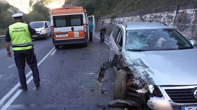 Лек автомобил Фолксваген Голф пълен с тумба роми чиято бройка