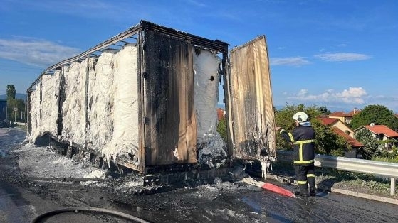 Полицията разследва случай с горящ камион на паркинг във Врачанско