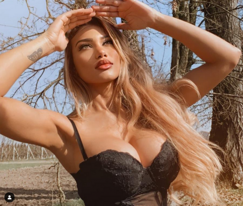 Русокосата красавица Сара Кетлем не успя да скрие задоволството си