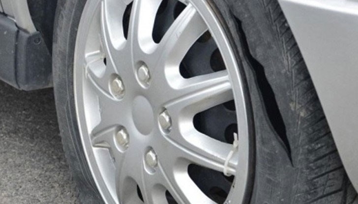 Полицията издирва хулигани нарязали гумите на две коли в Мездра