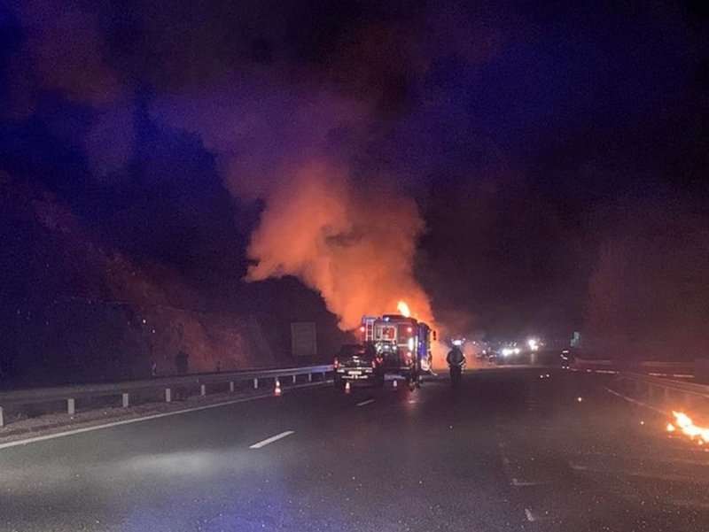 Обгореният труп на жена с две малки деца вероятно близначета