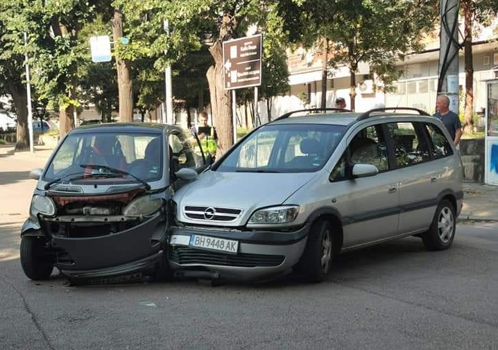 Две коли се удариха на кръстовище във Видин, научи агенция