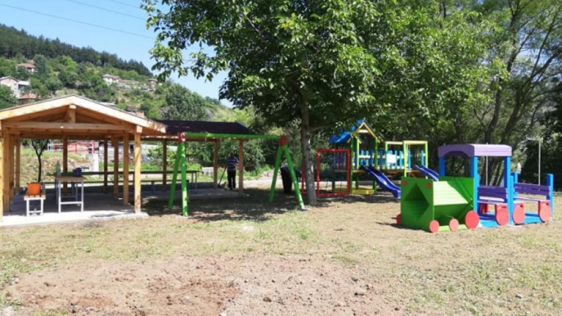 Децата от най голямото мездренско село Зверино се сдобиха с нова