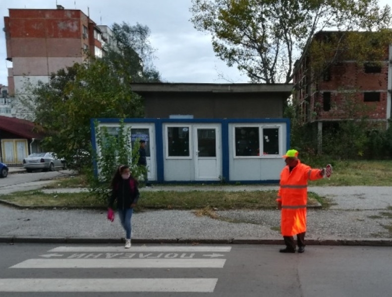 Осигуряват безопасно пресичане на пешеходни пътеки на ученици във Видин ...