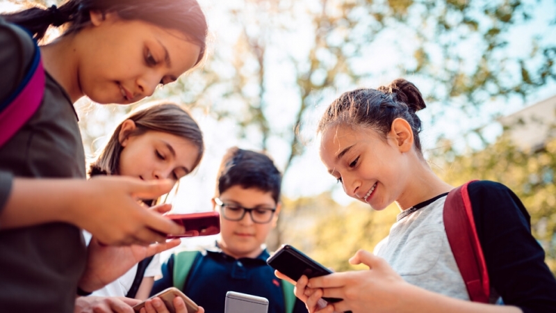 Петдесет на сто от 10 годишните британчета притежават смартфон през 2019