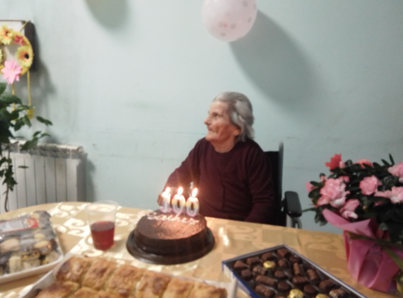 Баба Райна отпразнува 100-годишния си юбилей в Дома за стари хора във Владимирово /снимка/