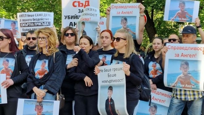 Със скандирания "Убийци" и "Искаме съд": Протест заради смъртта на 6-годишния Ангел в Пловдив