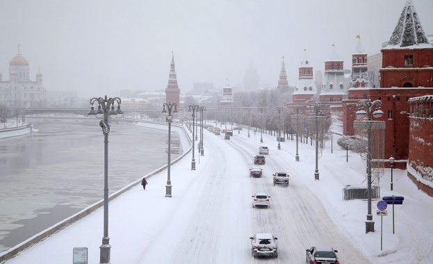 В Москва докараха сняг с камиони, за да създадат празнично