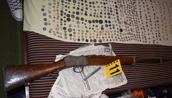 Полицията е иззела оръжие и антични монети от дома на
