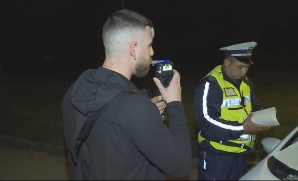 Полицейски служители са заловили пиян шофьор седнал зад волана съобщиха