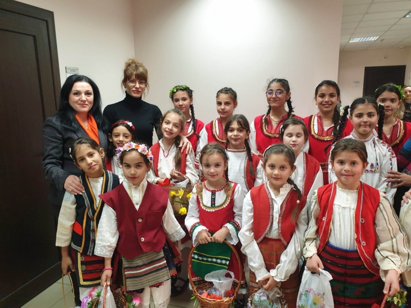 Рано тази сутрин кметът Борован инж Десислава Тодорова посрещна лазарките