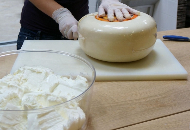 В търговската мрежа ни пробутват за кашкавал парено сирене с