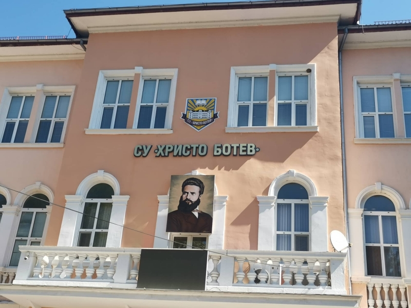 Важно! СУ "Христо Ботев" с информация за приема след седми клас, откриват нови специалности