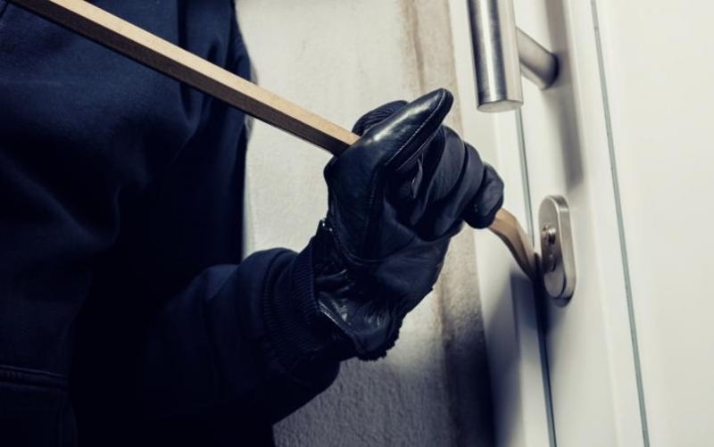 Пишман апаш открадна злато и голяма сума пари от къща