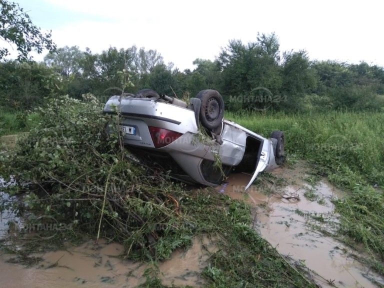 Кола се е обърнала по таван между Монтана и Лом