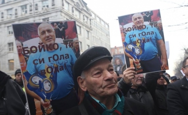 Десетки граждани се събраха на протест пред сградата на КЕВР.