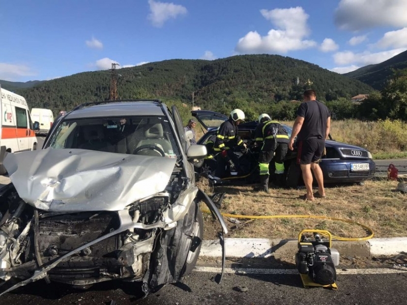 Четирима човека са пострадали в зверската катастрофа със загинал в