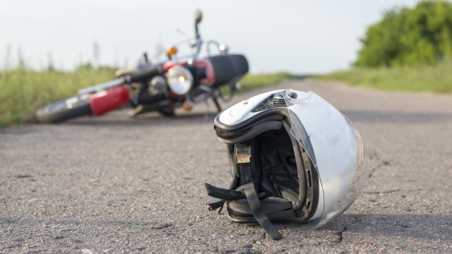 Моторист е загинал след удар с лек автомобил на пътя
