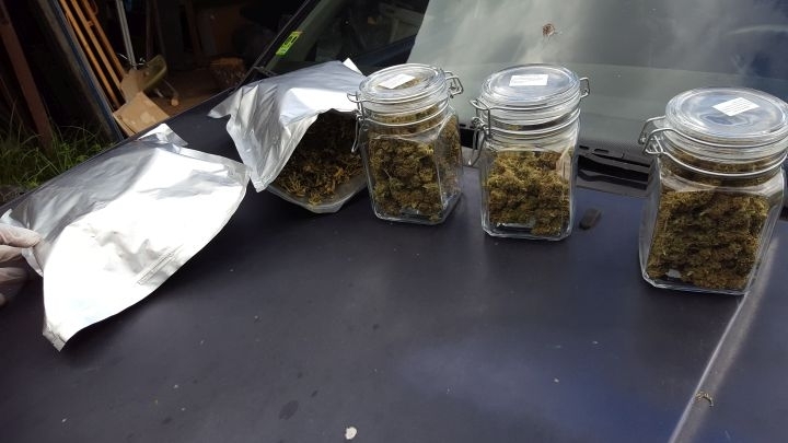 Ченгета намериха куп наркотици при тараш на къща в Лом