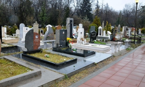 Вандали оскверниха два гроба на кардараши, търсели злато