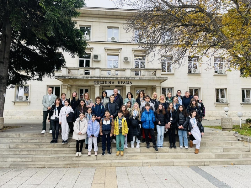 Ученици и техните преподаватели посетиха общинската администрация във Враца в
