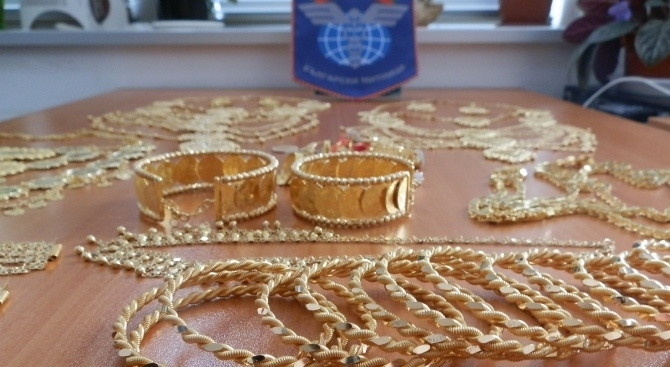 Опити за контрабанда на близо 2 килограма златни бижута предотвратиха