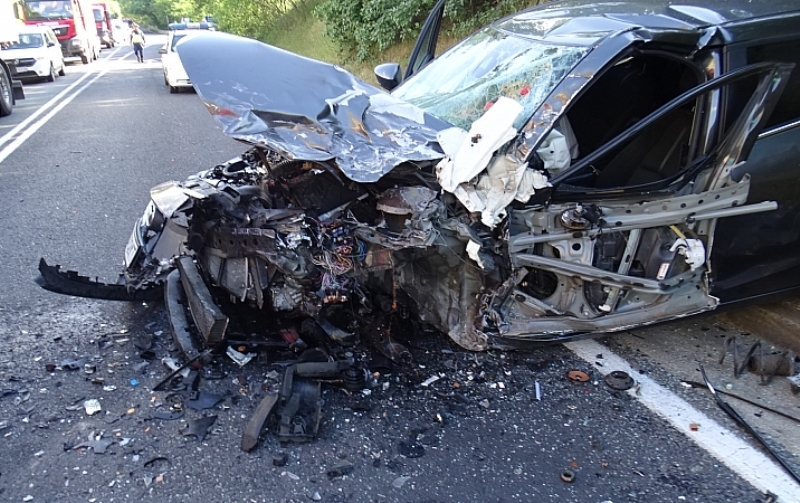 Двама младежи оцеляха по чудо след зрелищна катастрофа на пътя