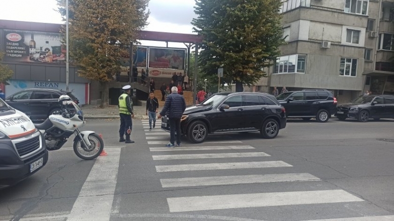 81 годишен с джип премина на червен светофар и помете 15 годишно