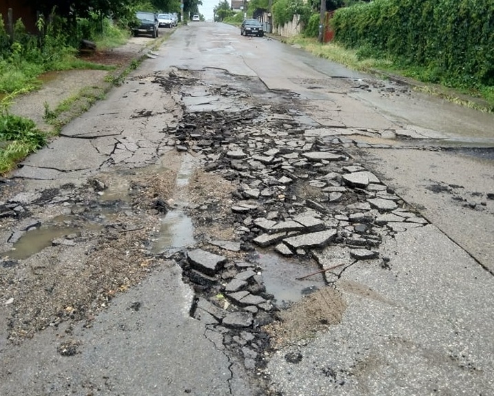 Пороен дъжд и градушка удариха Лом и изровиха десетки улици