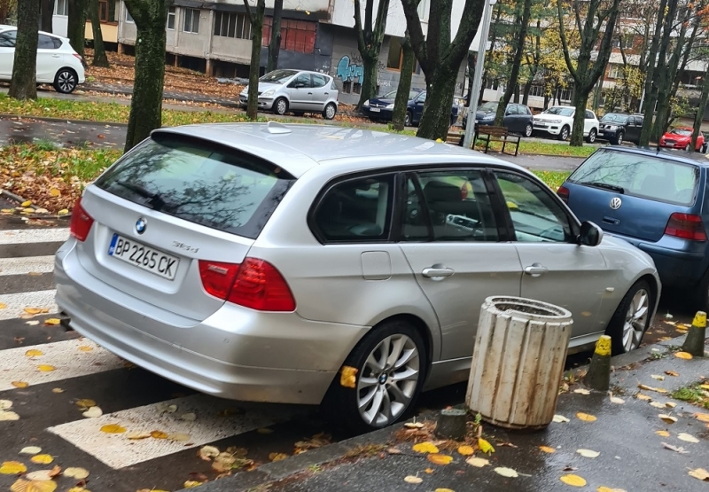 Шофьор на БМВ блесна с неграмотно паркиране във Враца научи