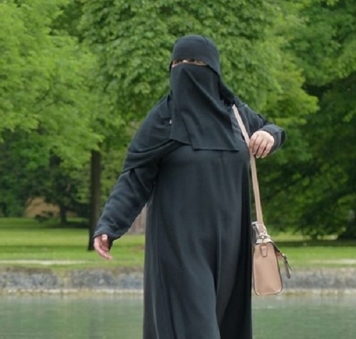 Властите в Алжир наложиха вчера забрана на жените да носят