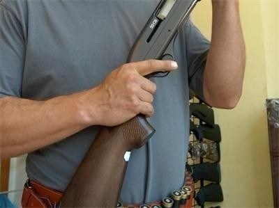 Мъж е размахвал пушка пред лицето на жена докато се