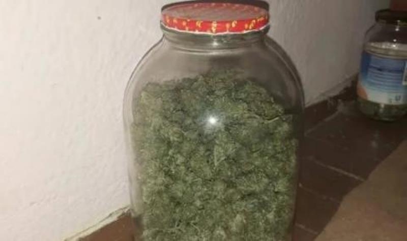 Тикнаха в арест мъж заловен с буркан с трева в