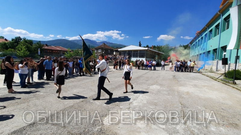 Лесотехническата професионална гимназия изпрати поредното ято от гнездото си