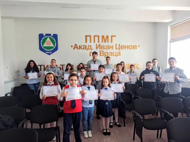 Наградиха ученици от ППМГ "Акад. Иван Ценов" във Враца за добри резултати на състезание „Европейско кенгуру“ /снимки/