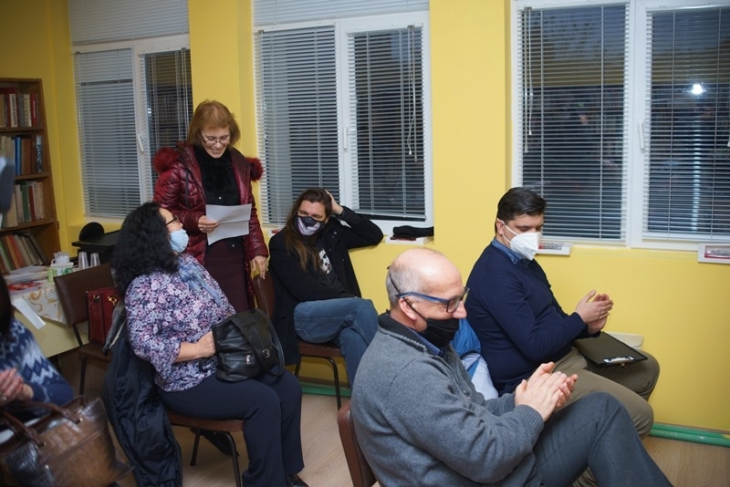 С литературно четене под наслов Глътка вино и целувка Литературен