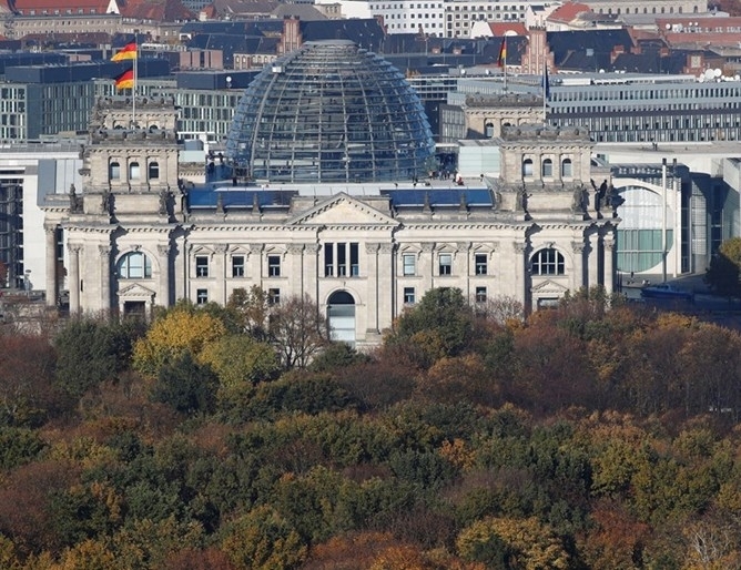 Огромен смърч бе издигнат за Коледа пред сградата на германския