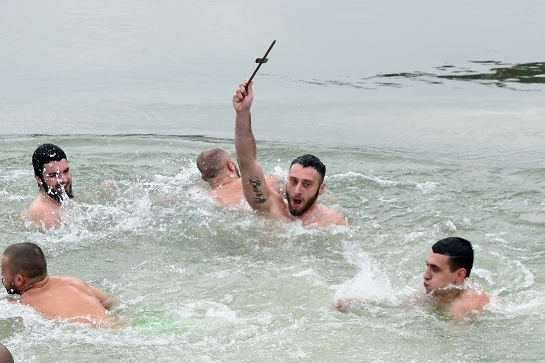 26 годишният Симеон Алексиев извади кръста от ледените води на Дунав