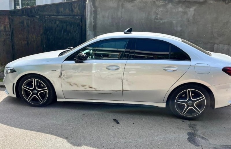 Шофьорка помете паркирани коли в столичния квартал Илиянци  Жената съборила част от