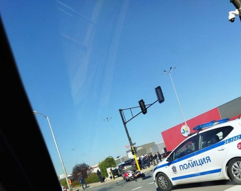 Тежка катастрофа между лека кола и моторист взе жертва тази