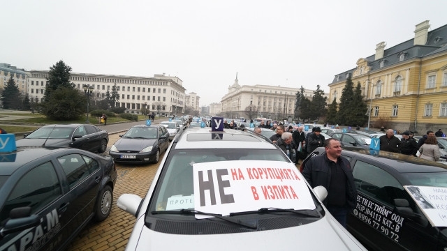 Започна националният простест на автоинструкторите Стотици учебни автомобили блокираха центъра