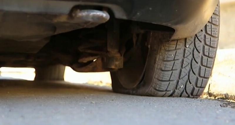 Повече от 10 автомобила осъмнаха с нарязани гуми в Шумен