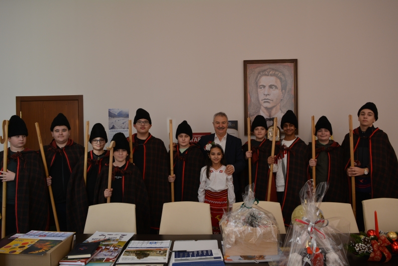 Две дружини коледари гостуваха на кмета на Монтана Златко Живков