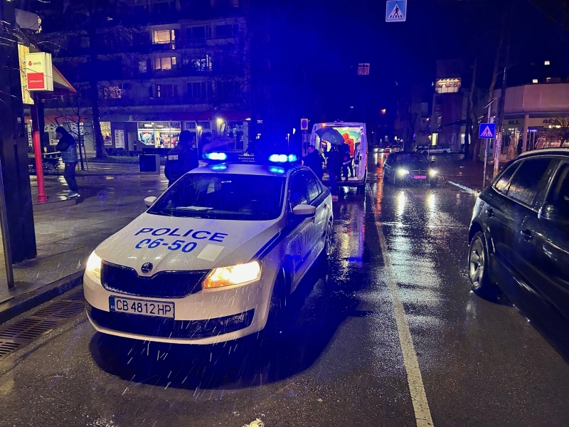 Жена пострада след като бе пометена от кола в центъра