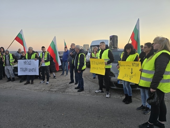 Протестиращи затвориха пътя Лом-Козлодуй, настояват за основен ремонт /снимки/