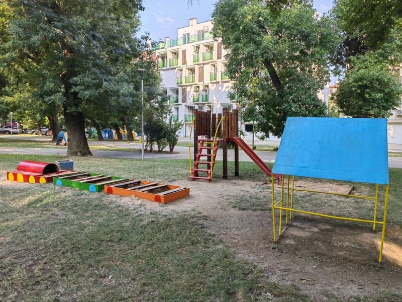 Община Монтана обнови детска площадка в града похвалиха се от