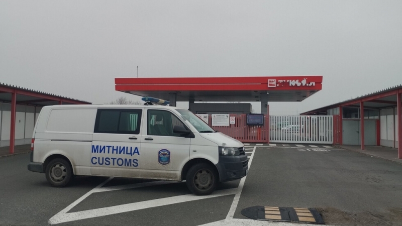 Митнически служители извършват проверки  в Лукойл Нефтохим Бургас както