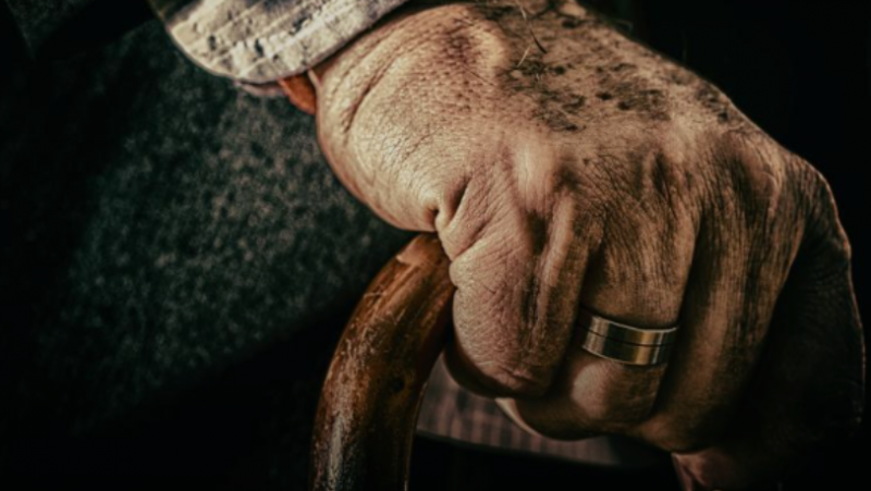 Униформени издирват двама мъже нападнали 80 годишен дядо и задигнали 300