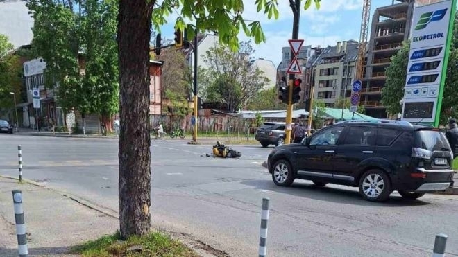 Тежка катастрофа с моторист в София Ударили са се мотор