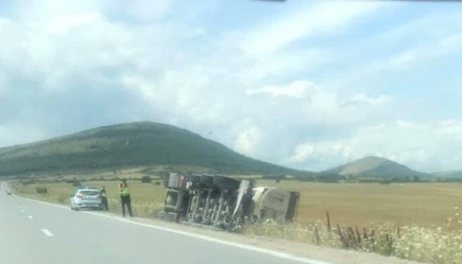 Камион с прикачено ремарке се е обърнал на изхода на